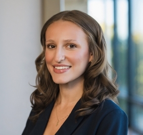 Headshot Photo of Juliana Campagna